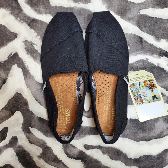 (SOLD) TOMS Animal Print Canvas Slip ons - Picture 12 of 15